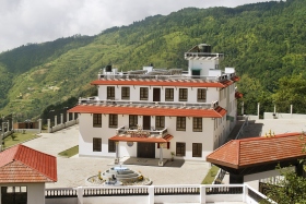 La struttura residenziale di quattro piani e 100 posti letto si trova ai piedi dell’Himalaya in cima alla Vetta Hubbard, montagna dedicata all’umanitario L. Ron Hubbard per il suo sviluppo della tecnologia usata dal programma Narconon per la riabilitazione dalla droga.
